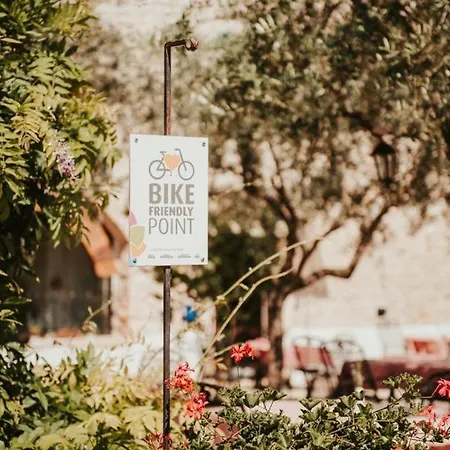 Casa Romantica La Parenzana Bed and Breakfast 3*