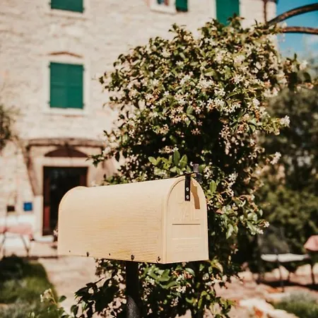 Casa Romantica La Parenzana Bed and Breakfast
